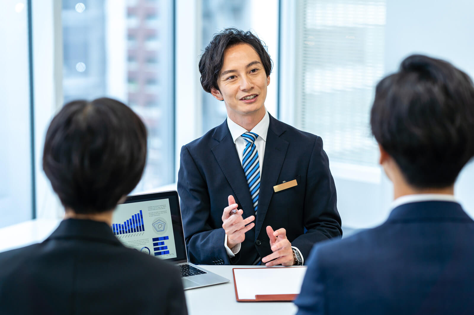 オフィスで商談中のビジネスパーソン