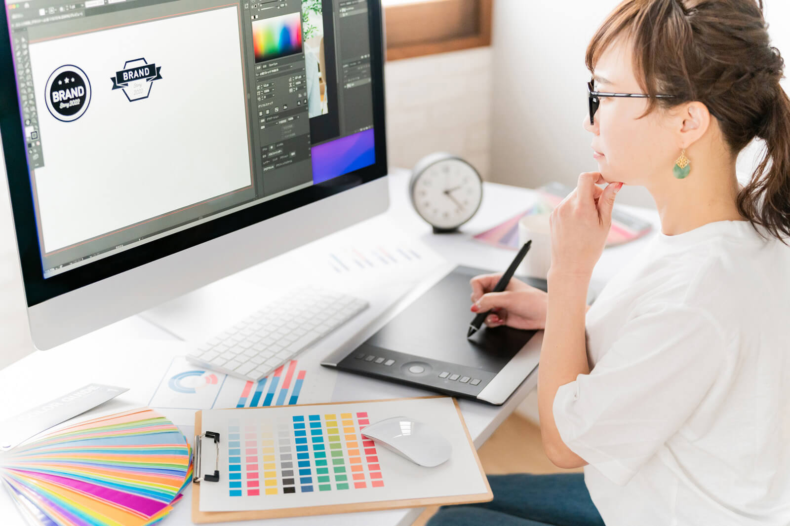 イラスト制作用ソフトを使用してアイコンを制作しているひとりの女性